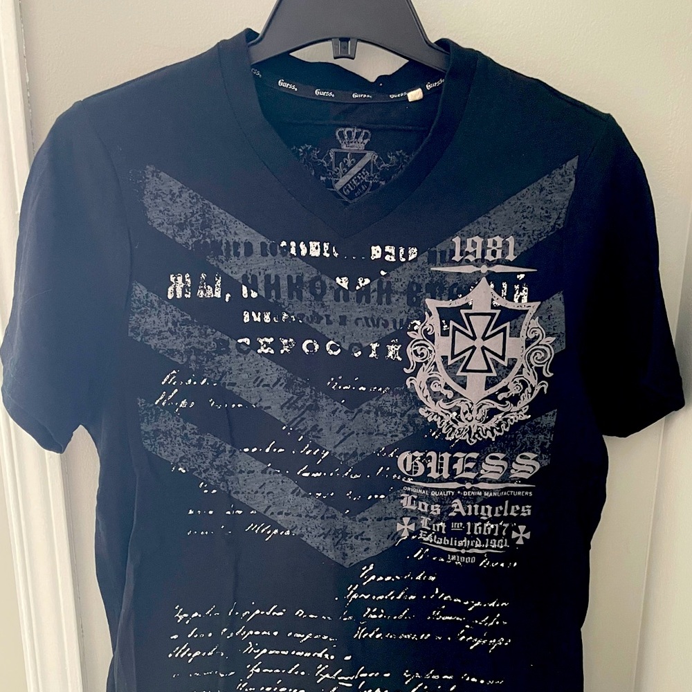 Guess v neck short sleeve tee
